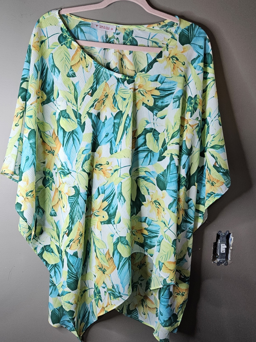 Izzy & Lola Green, Teal and Yellow Tropical Leaf Print Top Ptp 27"